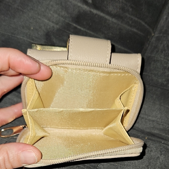Chic Womens Beige Vegan Leather Wallet Gold Bow Button Clasp Zipper Pouch NWT - Picture 6 of 9
